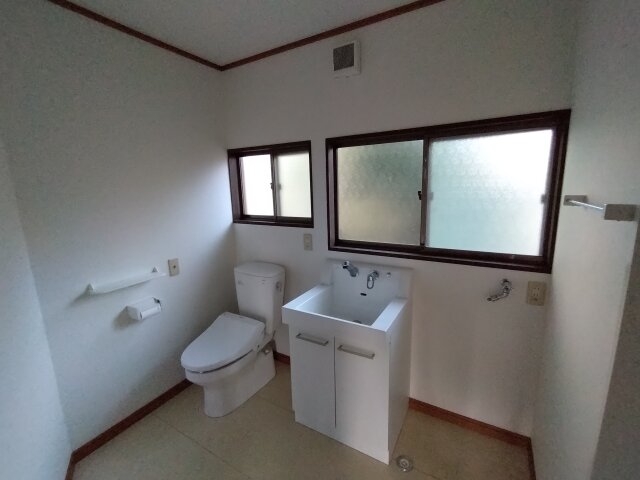 シンプルで清潔感のあるトイレ。窓付きで換気も十分です。