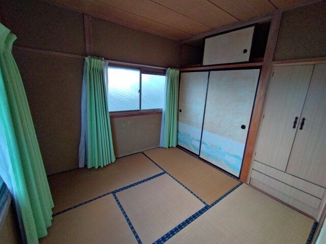 落ち着きのある和室、収納も充実した使いやすいお部屋