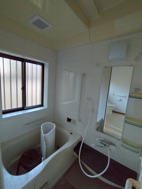 広々とした浴室で、ゆったりとしたバスタイムを楽しめます。