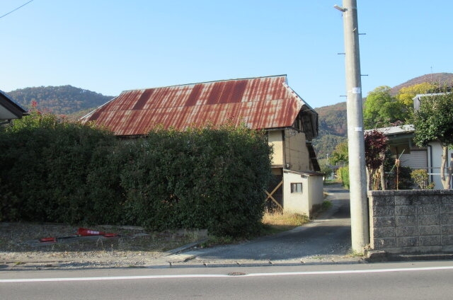 錆びた屋根が印象的な古民家の外観
