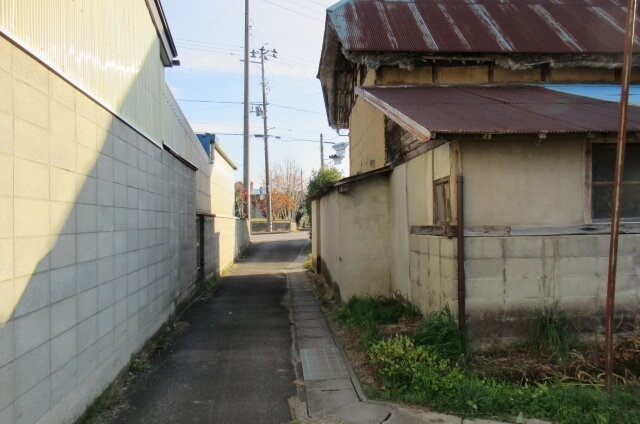 裏手に広がる風情ある建物の外観