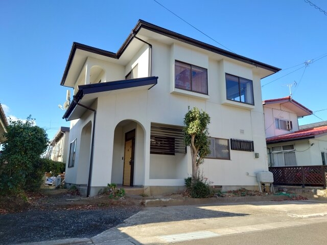 落ち着いた色合いが魅力の二階建て外観