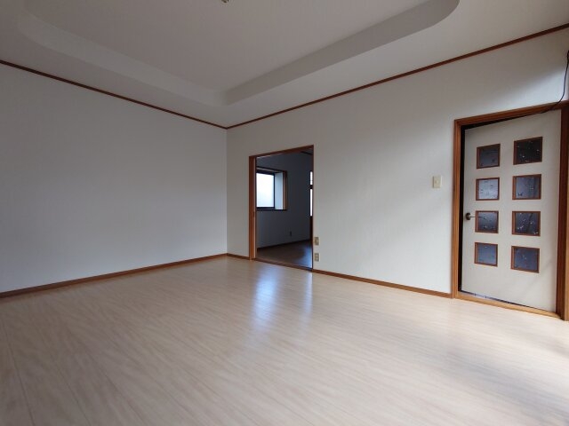 広々とした明るいリビングスペース