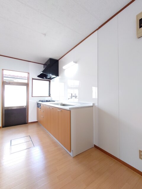 モダンで広々としたシステムキッチン