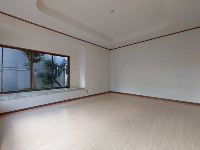 自然光が差し込むリビングルーム