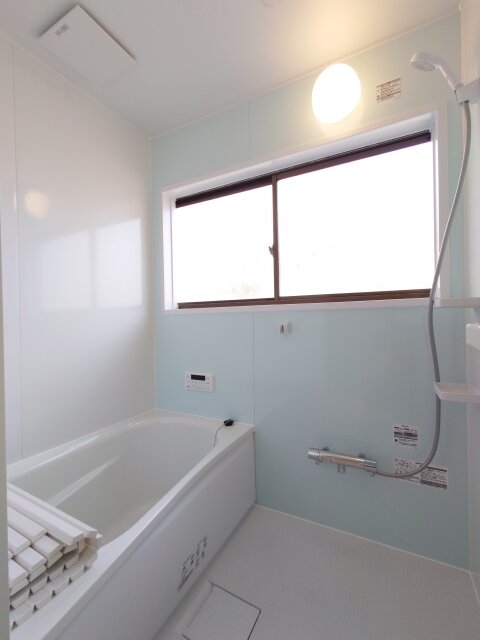 リラックスできる明るいバスルーム