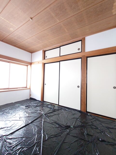 大きな窓から光が差し込む和室