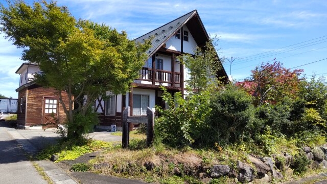 三角屋根と緑に囲まれた風情ある外観