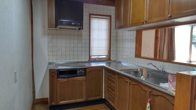 シンプルで機能的な木目調キッチン