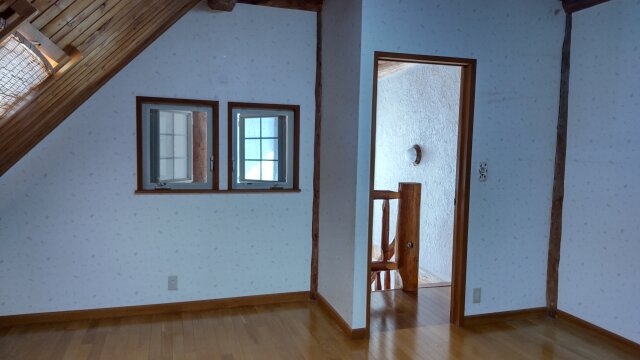 温かみのある木の梁が特徴的な洋室