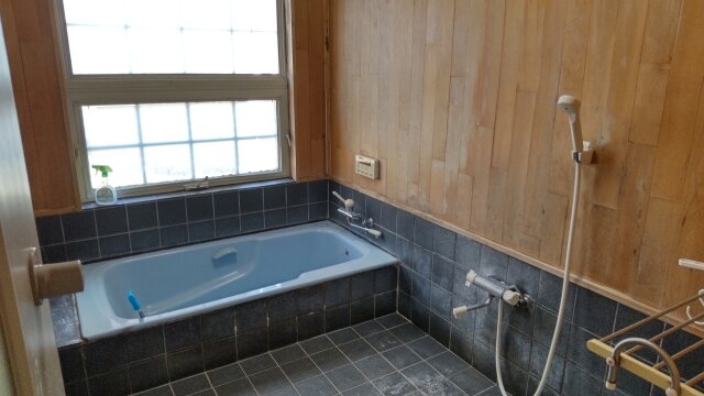 木のぬくもりと広々とした浴槽