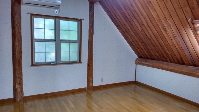 落ち着きのある勾配天井の洋室