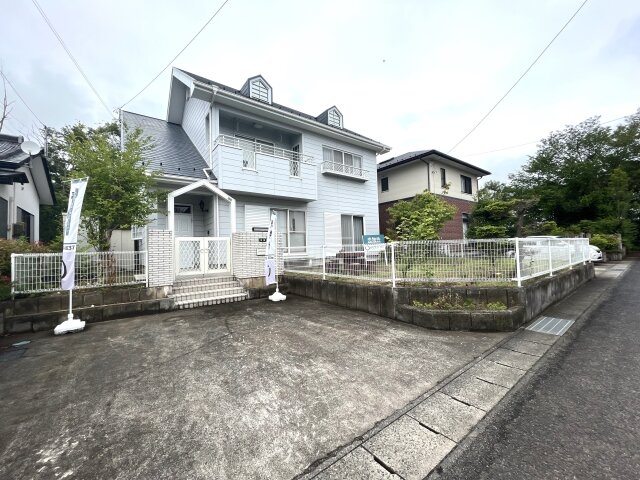 明るく爽やかな外観の二階建て住宅