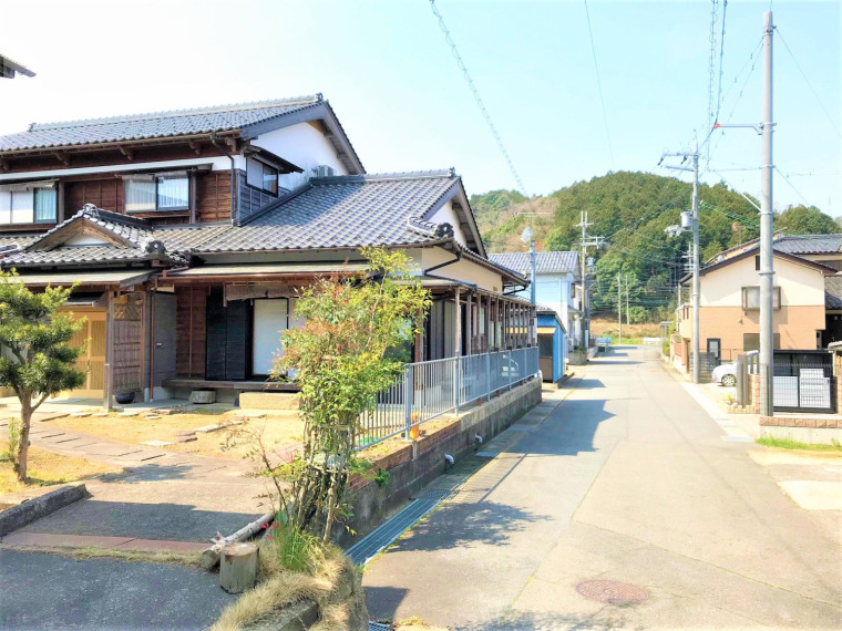 趣ある和風建築と前面道路