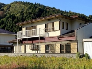 NO.128　住宅街の一角にある広々した一軒家。 駅やスーパー飲食店が並ぶ中心街まで徒歩圏内ながら、山際の静かな場所です。_1