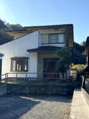 NO.128　住宅街の一角にある広々した一軒家。 駅やスーパー飲食店が並ぶ中心街まで徒歩圏内ながら、山際の静かな場所です。_2