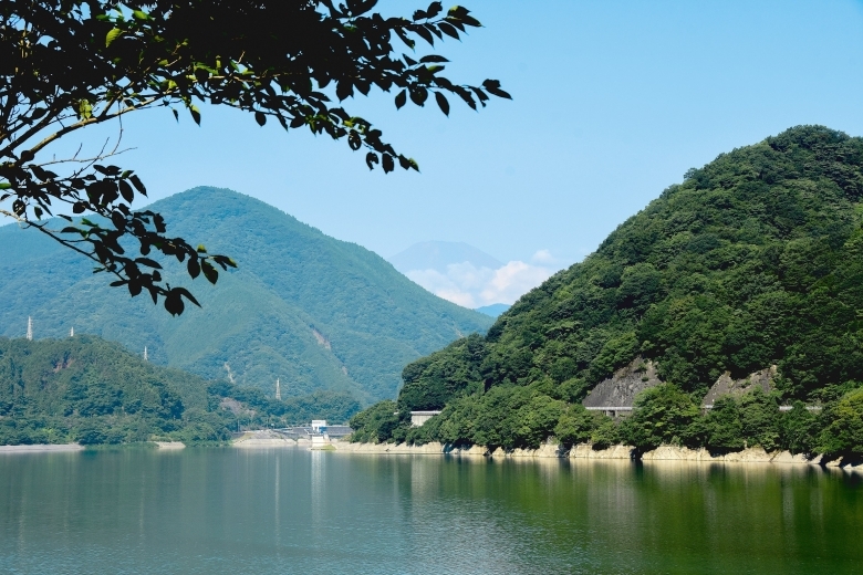 心安らぐ湖畔の風景
